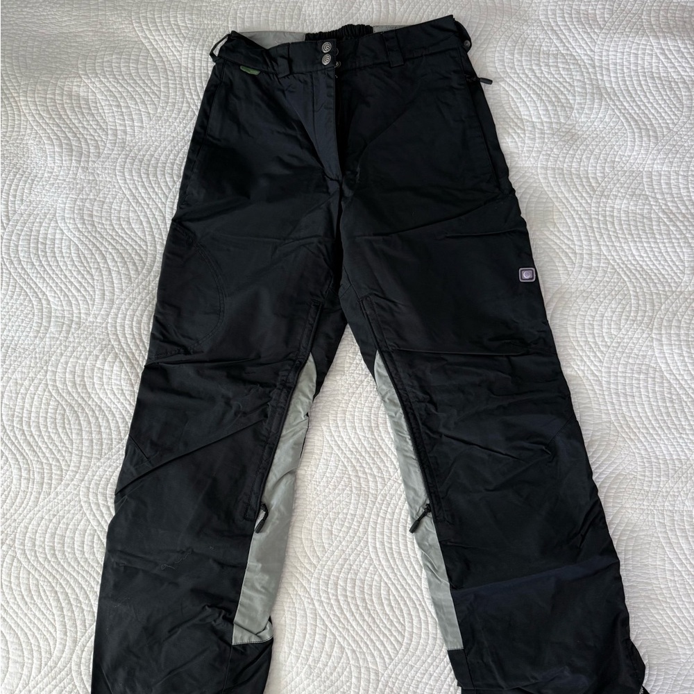 Women’s black ski pants with zip pockets, leg vents and more!
